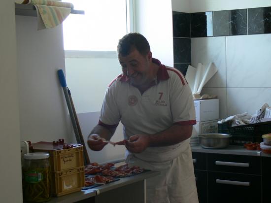 Mr le cuisinier nous prépare des assiettes de jambon de Bayonne